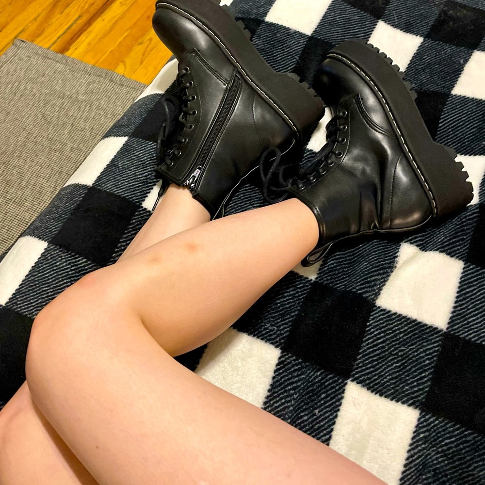 Steve Madden Betty platform boots. Matte black. Women’s size 5.